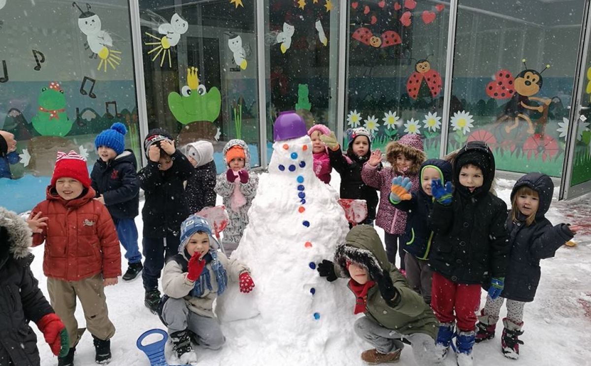 Zimska uživanja – mali vrtićarci napravili snjegovića