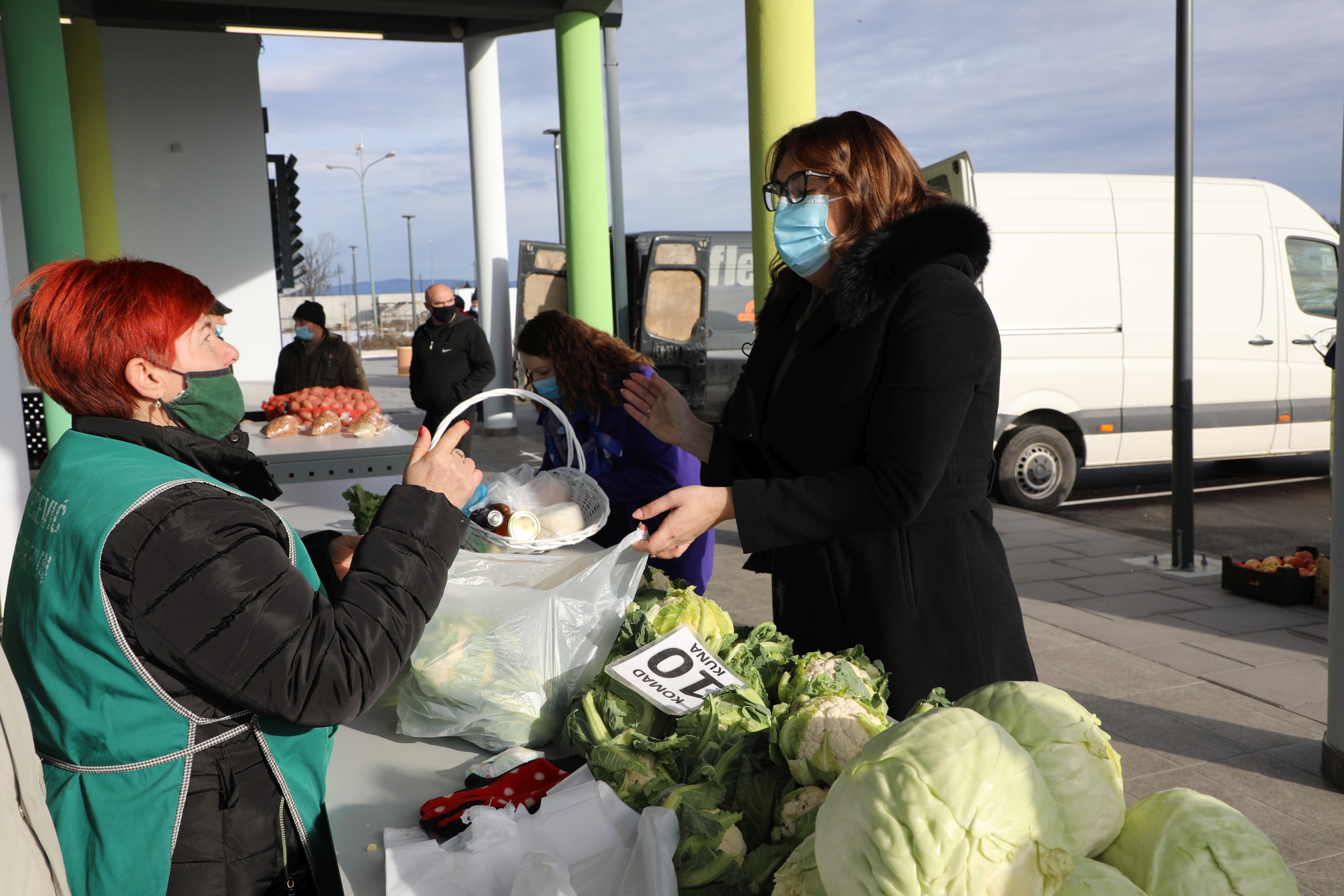 Poljoprivrednici prvim radnim danom otvorili novu pleterničku Gradsku tržnicu – Gradonačelnica najavila poljoprivredni inkubator