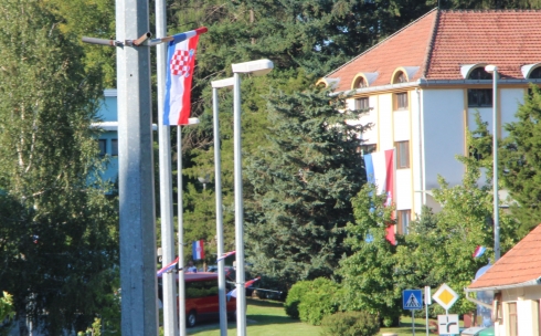 250 zastava kao čestitka u čast velebne pobjede hrvatskih branitelja