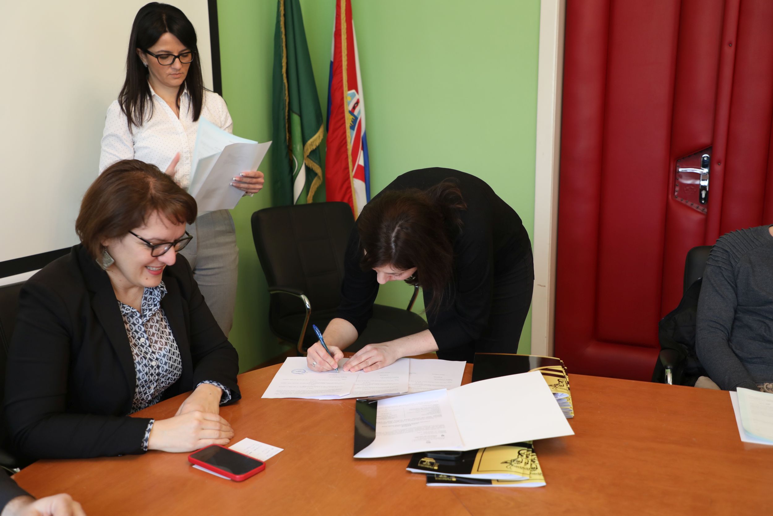 Potpisani novi ugovori: “Brojne su mjere za mlade obitelji u Pleternici”