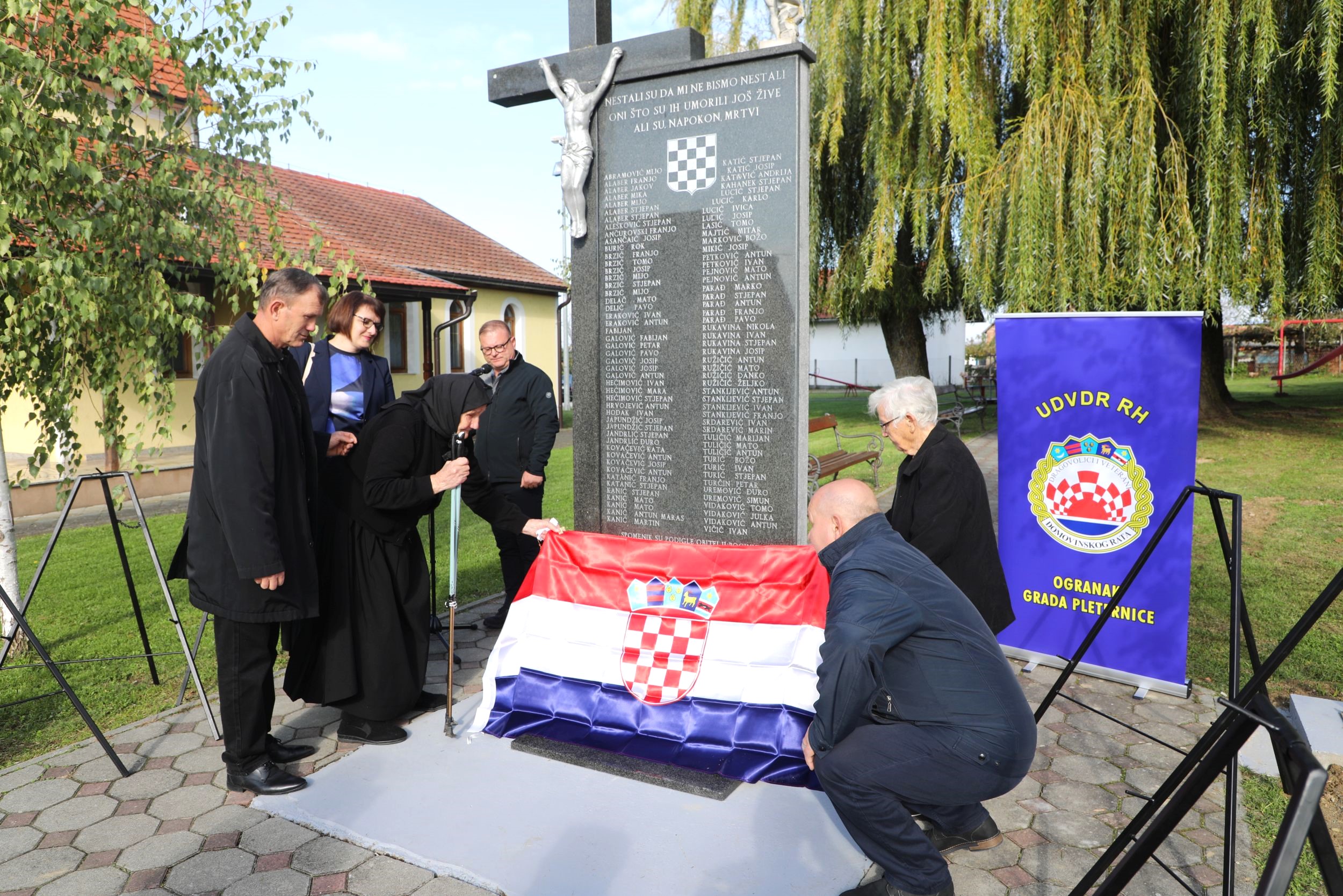 Otkrivena spomen-ploča poginulim braniteljima u Zagrađu: „Ona će nas svaki dan podsjećati koliko zahvalni trebamo biti.“