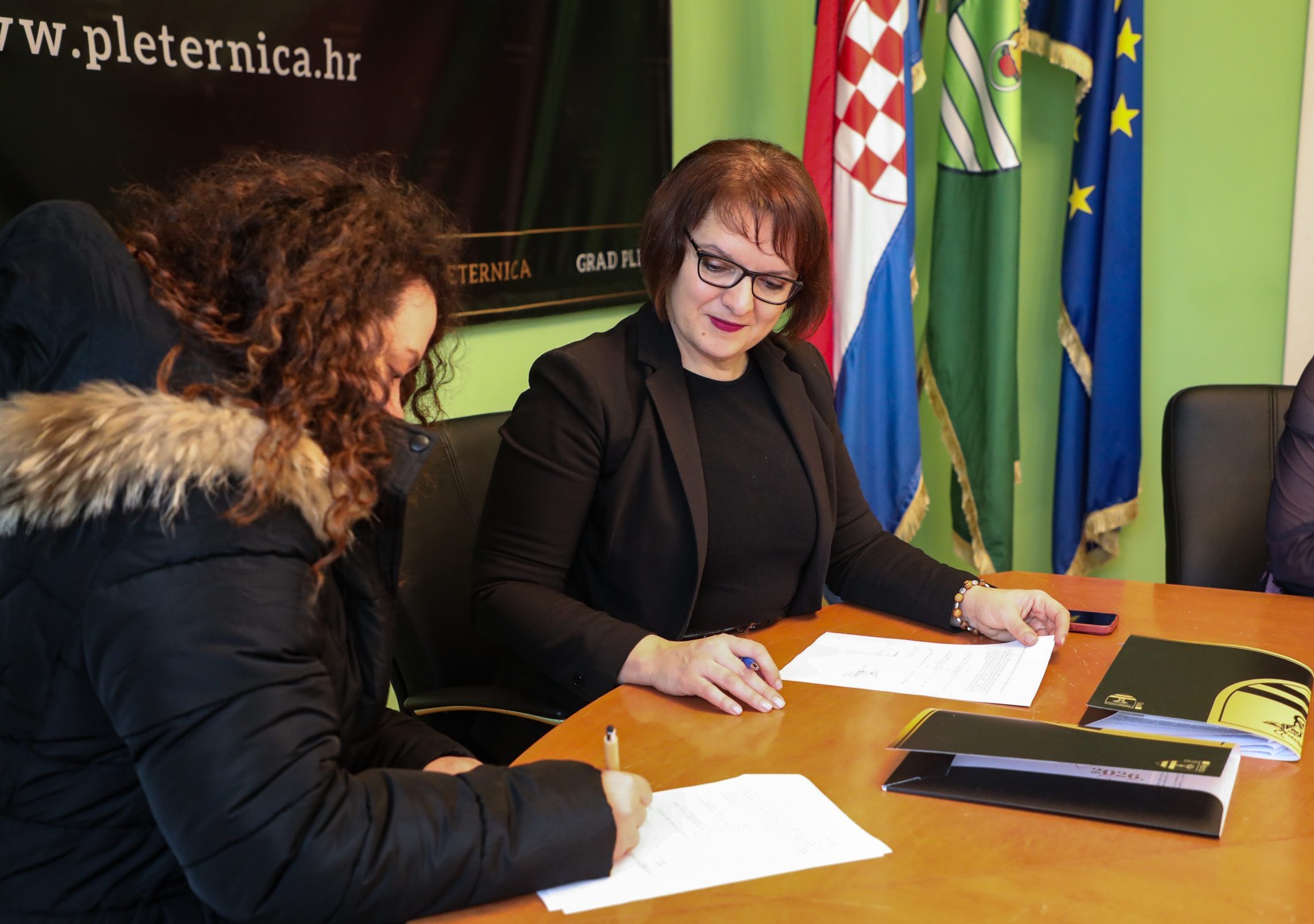 Potpisani novi ugovori za stambene potpore: „Hvala vam što ste odlučili ostati i biti u Pleternici“