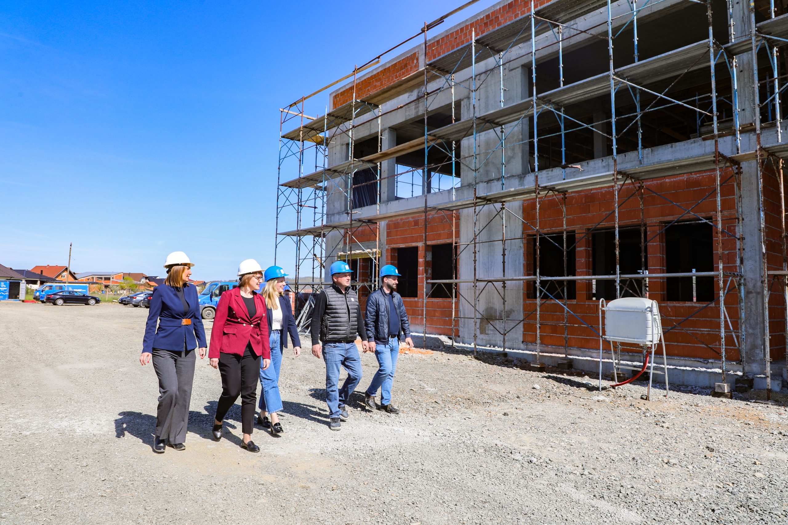 Zajednički obilazak s partnerima potvrdio napredak radova u Pleternici: “Centar će osigurati smještaj za više od 90 korisnika”