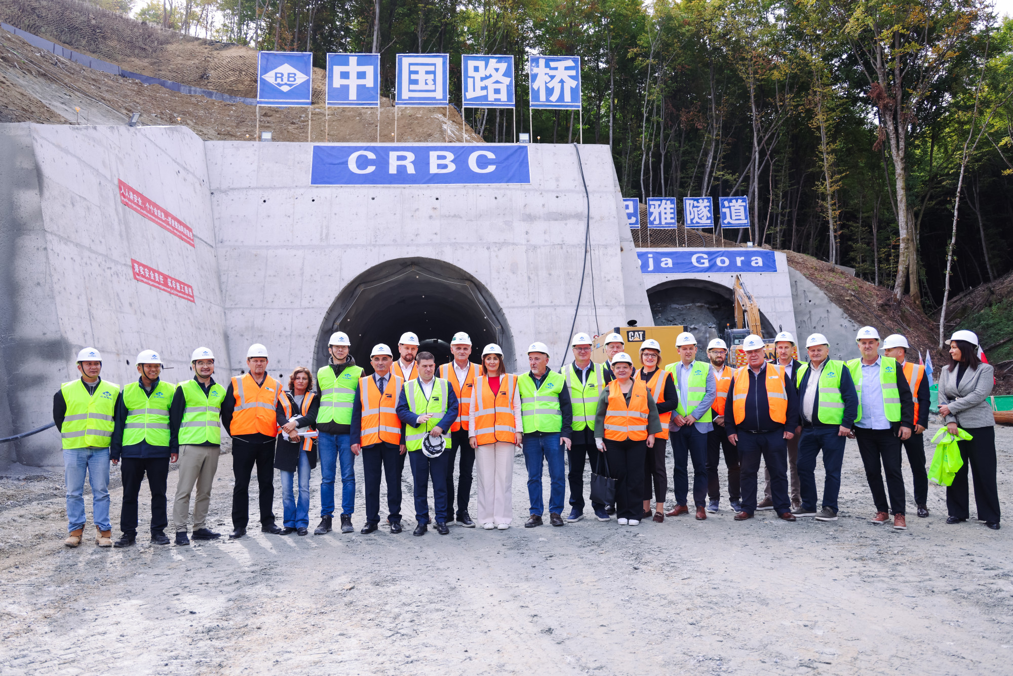 Ministar Butković obišao gradilište trenutačno najvećeg cestovnog projekta u Hrvatskoj: gradi se tunel dug 1.600 metara, pet vijadukata i dva mosta